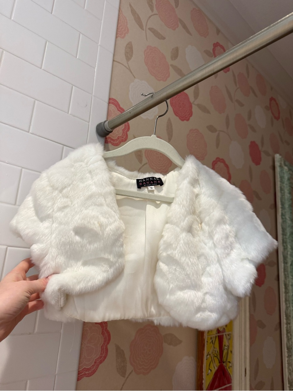 Hannah Banana White Faux Fur Shrug Capelet